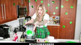 Big Boobed Cougar Dames Shows Her Milkshakes