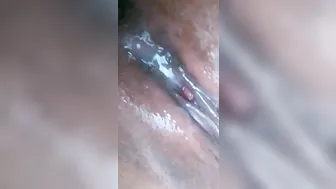 TEENAGERS PLAYS WITH SNATCH INSIDE UBER  FUCKS THE DRIVER