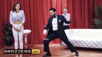 Brazzers - Thicc housewife Luna Model fucks the magician