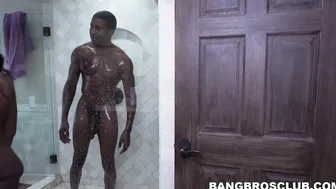 Big ass ebony babe Kokohontas deepthroats BBC before fucking