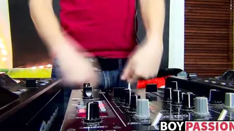 Bored twink plays with his toy and jerks off until he cums
