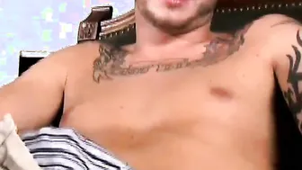 Amateur homo with sweet tattoos masturbates his big dick