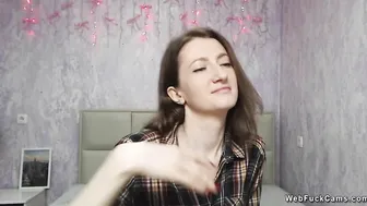 Amateur babe flashing shoulder on solo webcam show