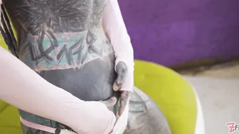 Tattooed beauty Anuskatzz has her ass gaped
