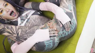 Tattooed beauty Anuskatzz has her ass gaped