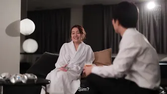 Dividindo o Quarto Com a Chefe Durante a Viagem de Negócios [Legendado] Cena 1