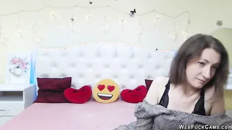 Amateur brunette babe posing in bra on webcam show