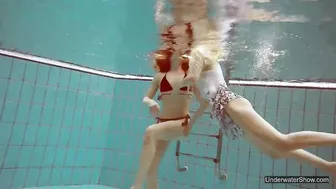 2 Beauty chicks enjoy swimming pool nude