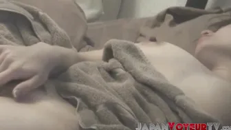 Secret tape of Japanese babe masturbating while relaxing