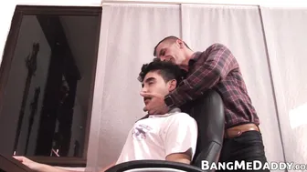 Daddy gets some nice bareback with young twink