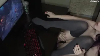 While Gamer chick Plays Obedient Dude Fucks Her Gigantic Toy