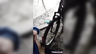 私の親友は私に自転車の車輪で熱いマッサージをしてくれます、彼は私自身を見るのが大好きです、私の精子が自転車の車輪に垂れてきます、そして私たちは二人ともとても楽しい時間を過