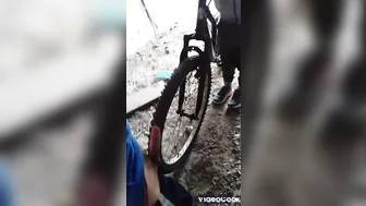 私の親友は私に自転車の車輪で熱いマッサージをしてくれます、彼は私自身を見るのが大好きです、私の精子が自転車の車輪に垂れてきます、そして私たちは二人ともとても楽しい時間を過