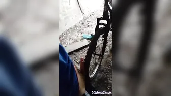 私の親友は私に自転車の車輪で熱いマッサージをしてくれます、彼は私自身を見るのが大好きです、私の精子が自転車の車輪に垂れてきます、そして私たちは二人ともとても楽しい時間を過
