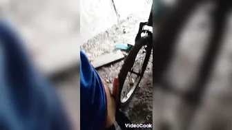 私の親友は私に自転車の車輪で熱いマッサージをしてくれます、彼は私自身を見るのが大好きです、私の精子が自転車の車輪に垂れてきます、そして私たちは二人ともとても楽しい時間を過