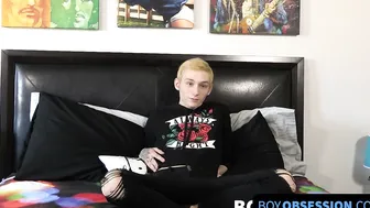 Interviewed porn video – Twink Justin Stone gets dildo after being interviewed and jerks off