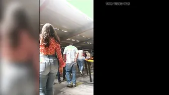 Nalgona rica en el metro jeans