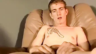 Tattooed butt muncher jerks off his massive shclong solo