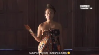Nabila Huda berkebaya ketat dan berkemban batik