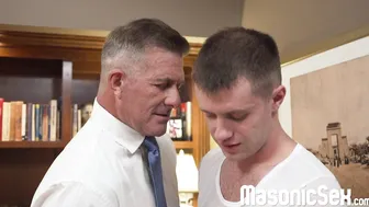 Twink Maxx Monroe enjoys barebacking sex with DILF Mathew Figata