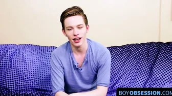 Interviewed porn video – Before inserting fingers into his ass Twink conducted an interview