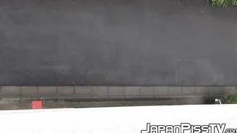 Mesmerizing Japanese girl peeing quickly outside during day