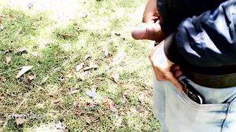 Mimándome en el parque publico