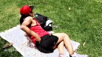 Mimándome en el parque publico