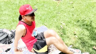 Mimándome en el parque publico
