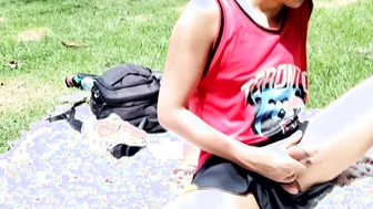 Mimándome en el parque publico