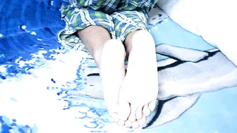 Unos pies suaves y hermosos estarán dándote placer sexual solo a ti amor para que te