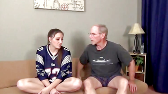 Lass mich von Opa am Sofa vernaschen