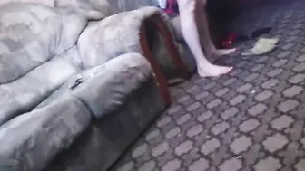 Versaute Schlampe am Sofa genagelt