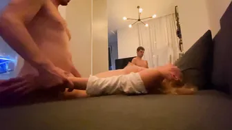 Intensiven Sofasex mit geiler Blondine