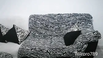 Me dejan solo en casa y mi vecina viene a que le