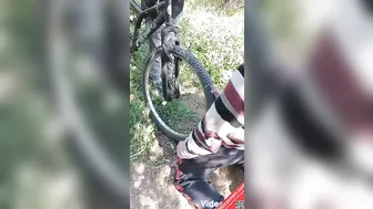 私が彼に提案した最高のアイデアは、自転車の車輪についた精子を見るために、自分の自転車で緑の芝生の上で熱いマッサージをすることです