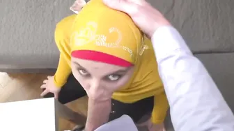 Araberin kann einem großen Schwanz nicht wiederstehen