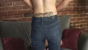 Emma Starr fucking in the living room with her average body