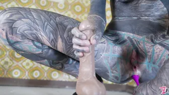 Tattooed model Anuskatzz masturbating with a big toy