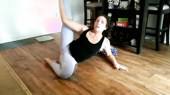 Tanned PAWG 18 Exercises Getting Hand into the Booty and Facial Explosion