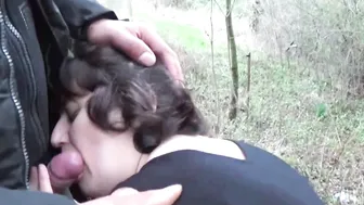 Zum Ficken hinter dem Haus getroffen