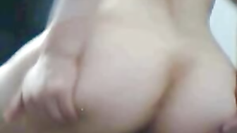 Mollige Amateurin vor der Cam
