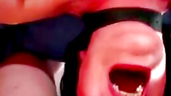 Geile Hausfrau in Latex hart rangenommen