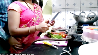 Malik ki derazi si peepe movies. Ghar me chalak si kam karane wali maid ko malik ne choda 5