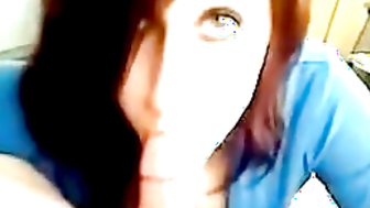 Wilde Brunette lutscht mir den Schwanz leer