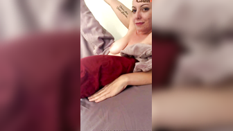 Amateur MILF pissing on camera for webcam audience