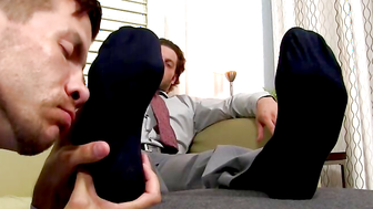 Size porn video – Justin Worships Jonnys Size 11 Feet - Jonny