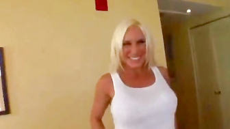 Vollbusiges blondes Strandluder richtig durchgefickt