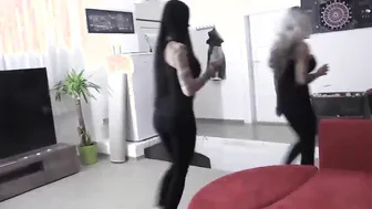 Zu dritt mit zwei tatowierten Hundinnen