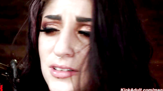 Locked brunette slave tazappered
